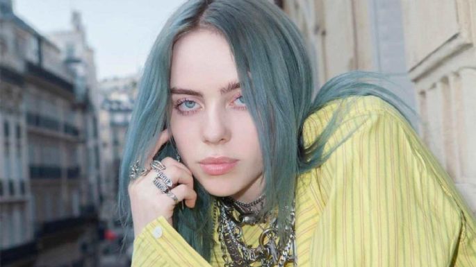 Billie Eilish luce espectacular en los American Music Awards y presume nuevas uñas al estilo 'Gucci'