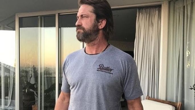 Captan a Gerard Butler mientras se asolea en playa mexicana