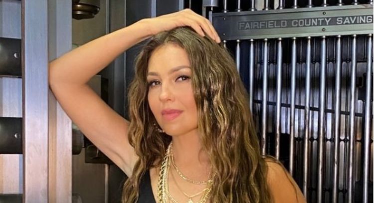 Thalía presume figura con elegante outfit blanco y derrocha belleza en Instagram