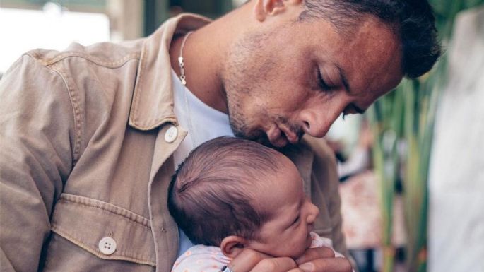 ¡Cariñoso Padre! 'El Chicharito' muestra a su hija en redes y le hace un tierno halago