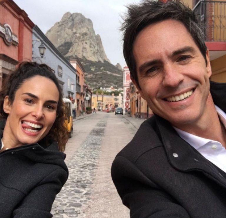 Mauricio Ochmann junto a la actriz Ana Serradilla 