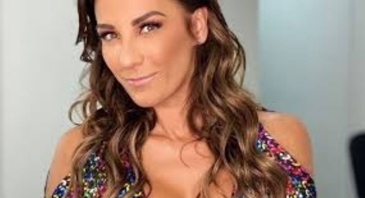 Consuelo Duval llega a 'Netas Divinas' y posa con destacado look rojo