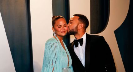 ¡WOW! Chrissy Teigen roba suspiros con look al natural en la playa