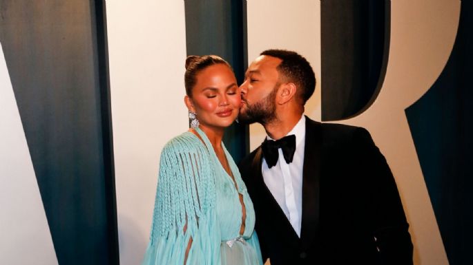 ¡WOW! Chrissy Teigen roba suspiros con look al natural en la playa