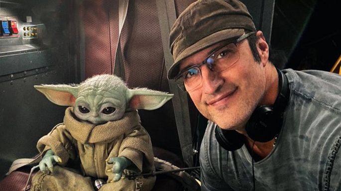 Este es el tierno momento en el que Robert Rodriguez improvisa con la guitarra junto a 'Baby Yoda'