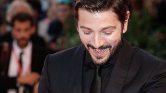 Una cadena de cine se equivoca en redes sociales al celebrar el cumpleaños de Diego Luna