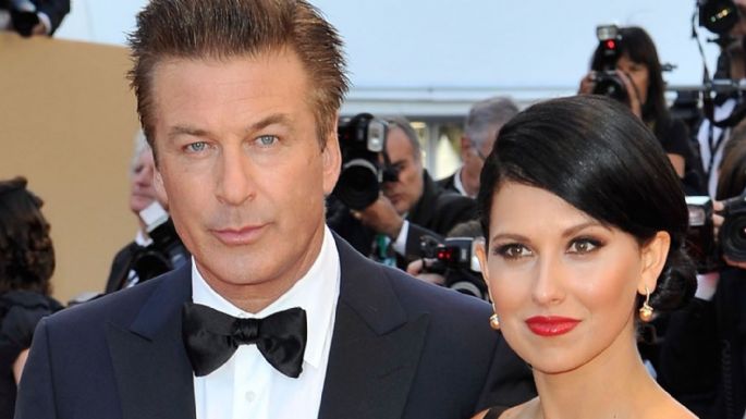 ¿Miente sobre su origen? Alec Baldwin defiende a su esposa tras acusaciones de apropiación cultural