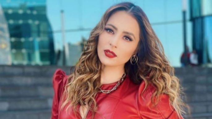 FOTO: Cynthia Rodríguez deslumbra en TV Azteca al posar con coqueta falda roja