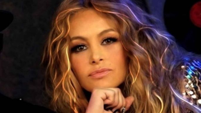 Paulina Rubio posa con increíble outfit blanco desde el mar y enamora a sus fans