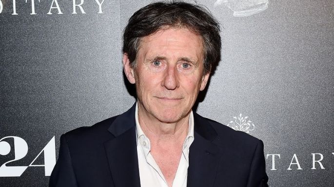 Gabriel Byrne relata cómo enfrenta al sacerdote católico que abusó de él durante su infancia