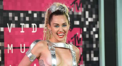 ¡Wow! Miley Cyrus se desnuda para subir al letrero de un hotel en Los Ángeles