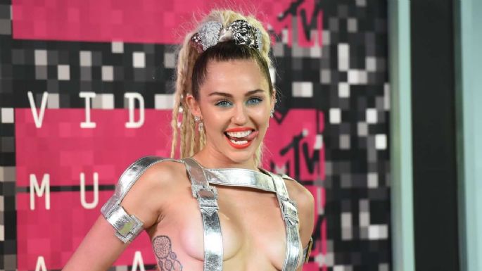 ¡Wow! Miley Cyrus se desnuda para subir al letrero de un hotel en Los Ángeles