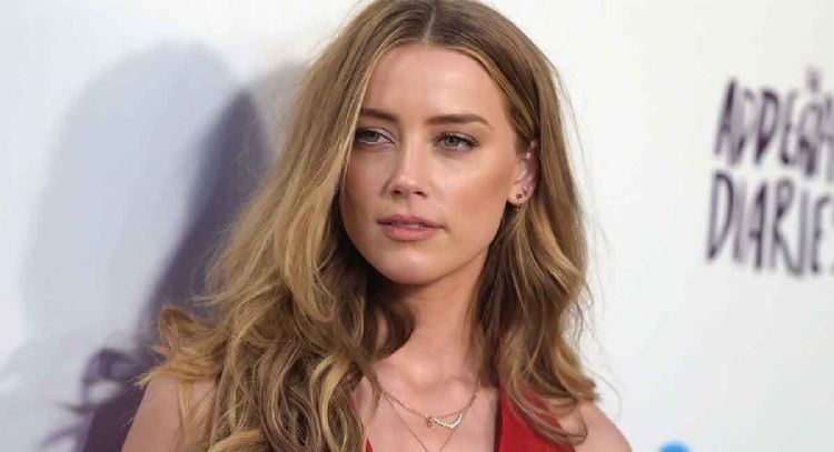 Tras un clip de entrenamiento, Amber Heard postea foto con su rostro completamente limpio