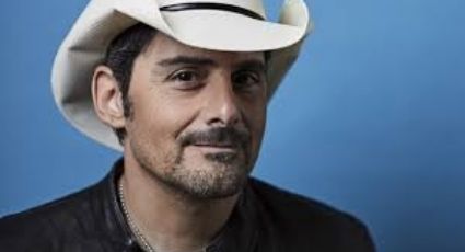 El músico de country,  Brad Paisley, ayuda a un músico que sufrió la explosión de Nashville