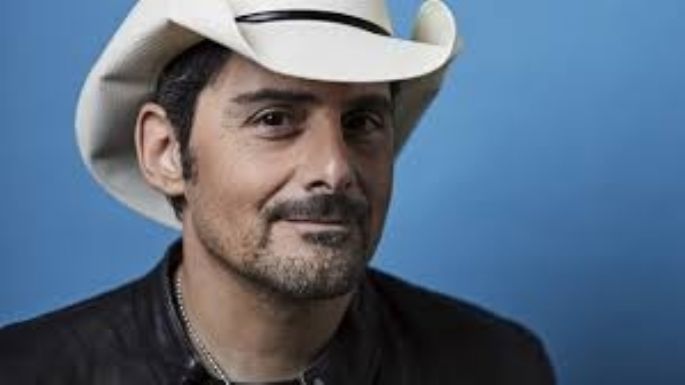 El músico de country,  Brad Paisley, ayuda a un músico que sufrió la explosión de Nashville