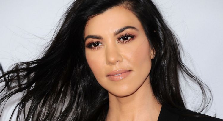 Kourtney Kardashian posa con coqueto outfit de otoño y paraliza las redes
