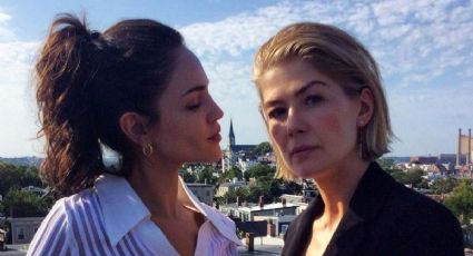 ¡OMG! Esta es la foto que circula en redes del polémico beso entre Eiza González y Rosamund Pike