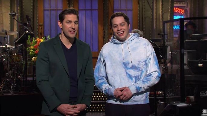 Este es el divertido beso de John Krasinski a Pete Davidson en su debut en 'Saturday Night Live'