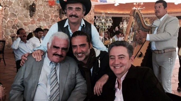 Vicente Fernandez y sus hijos ya se habrían vacunado contra la Covid-19; usuarios en redes estallan