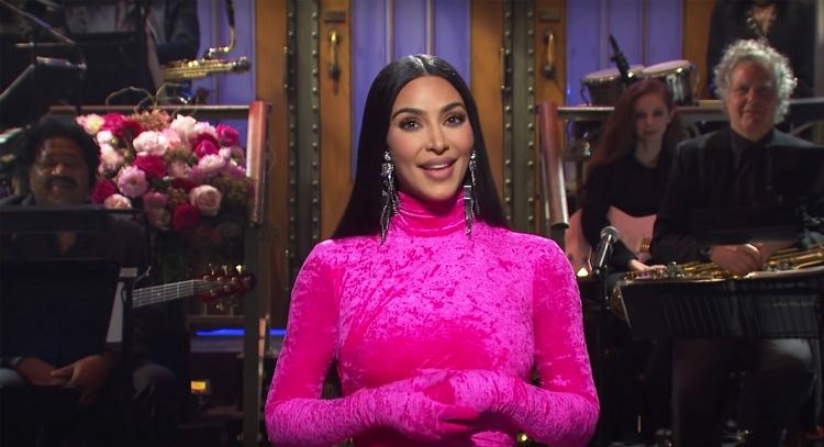 Kim Kardashian se burla de sus hermanas y de Kanye West en 'Saturday Night Live'