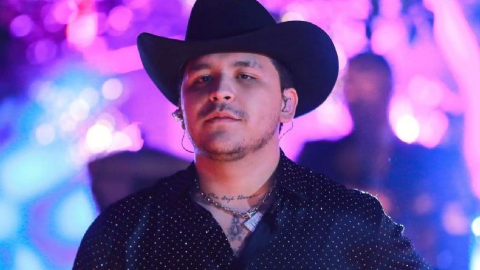 Pareja se compromete en concierto de Christian Nodal y el cantante los felicita