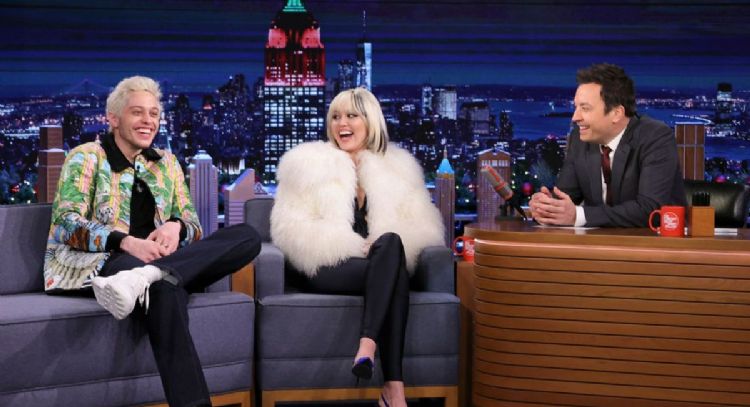 Miley Cyrus le da serenata a Pete Davidson y expone detalles de su romance con Kim Kardashian