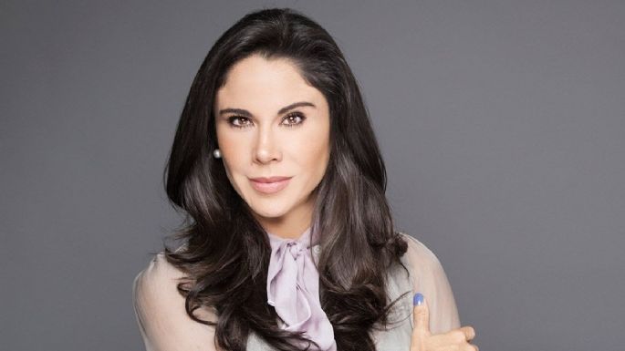 Paola Rojas posa con entallado vestido rojo y roba corazones en Televisa
