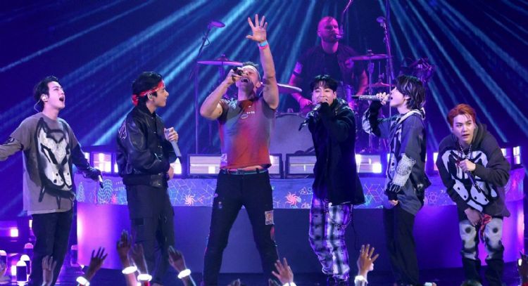 Mira a BTS, Ed Sheeran, Ariana Grande y más artistas actuar en el final de 'The Voice', EU