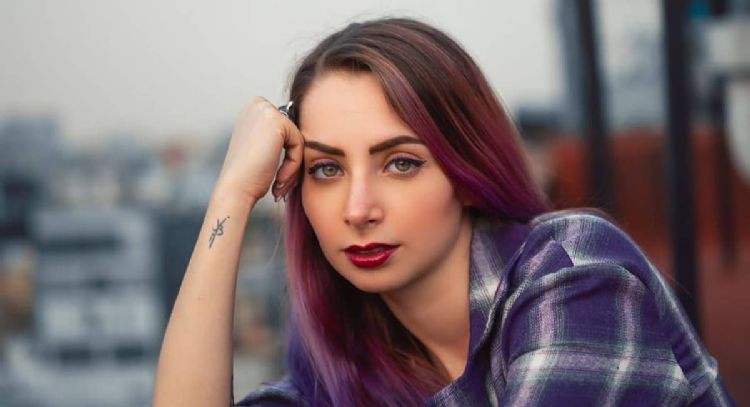 "No ha podido dormir": YosStop  comienza a enfrentarse a la realidad de la maternidad