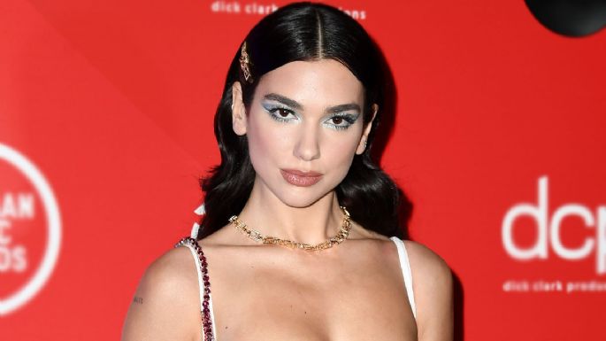 Dua Lipa roba suspiros en este entallado vestido strapple