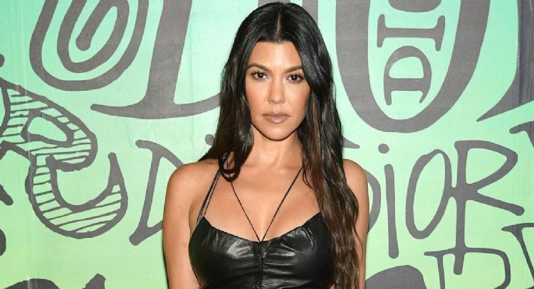 Kourtney Kardashian se enfunda en entallado vestido plateado y deslumbra las redes