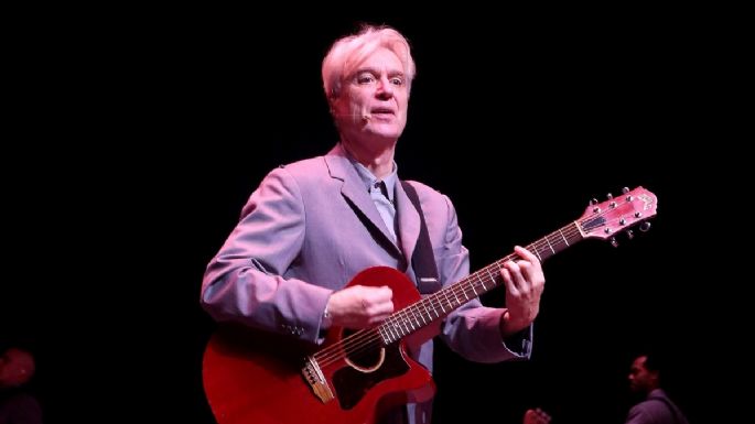 David Byrne continúa con conciertos pese a contagios de Covid-19 entre los miembros de su equipo