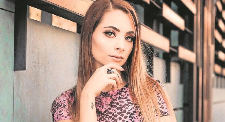 YosStop publica tierna fotografía de su embarazo y comparte emotivo mensaje