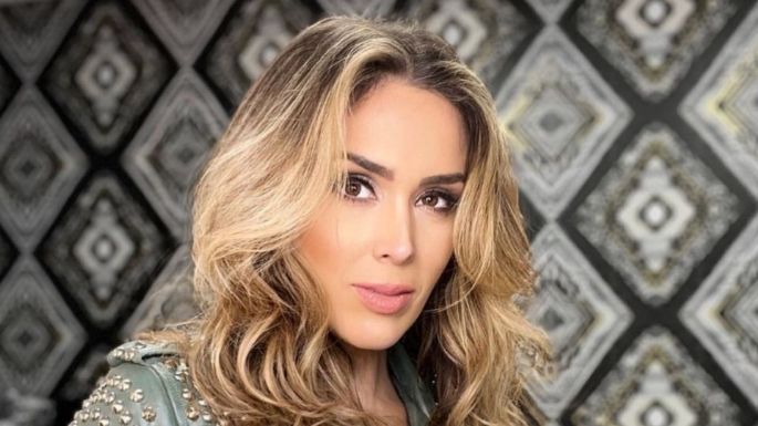 Jacqueline Bracamontes enamora a sus fans con encantador outfit blanco: "Divina"