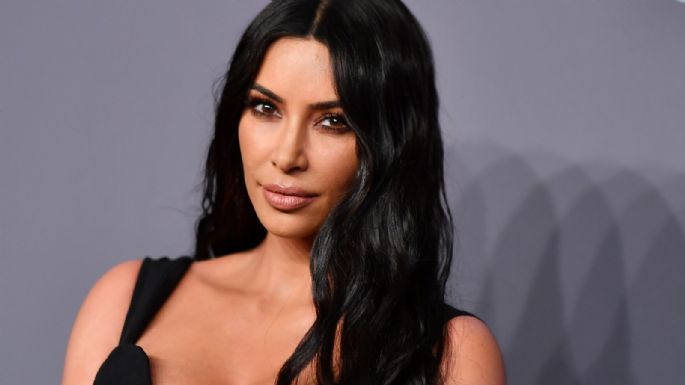 Kim Kardashian deja ver sus encantos al posar con atrevido bikini café
