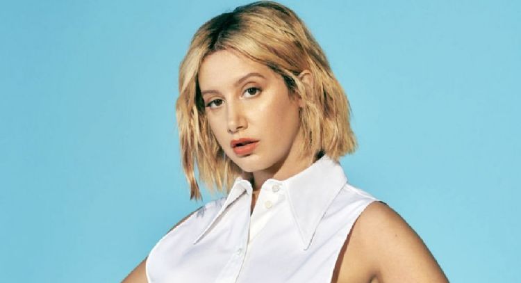 Ashley Tisdale muestra a su bebé por primera vez y luce adorable