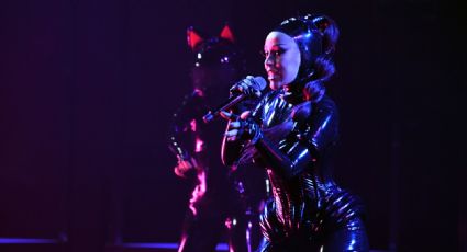 Doja Cat se disfraza de un cyborg con un aspecto muy felino para su actuación en los Grammy