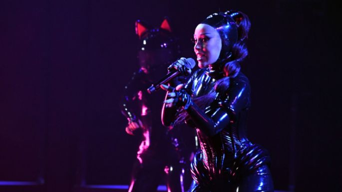 Doja Cat se disfraza de un cyborg con un aspecto muy felino para su actuación en los Grammy