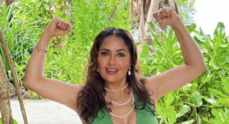 FOTO: Salma Hayek presume su escultural figura en Instagram en el 'Día Nacional del Bikini' en E.U.