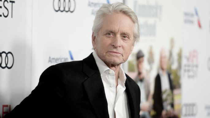 El apuesto hijo de Michael Douglas y Catherine Zeta-Jones critica los “chistes malos” de su papá