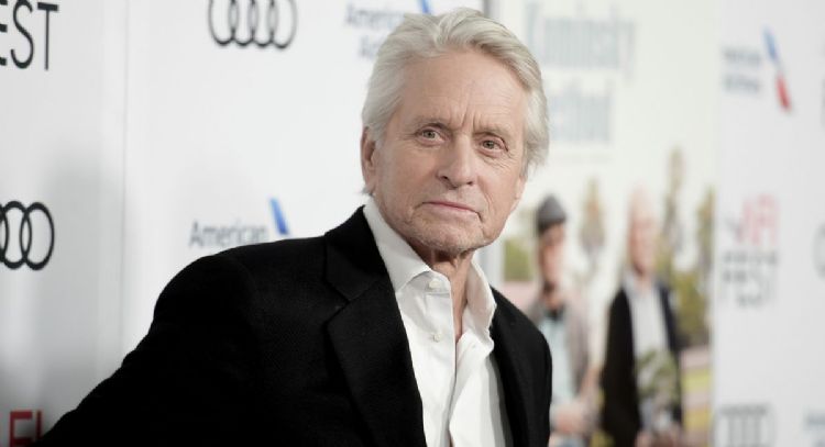 El apuesto hijo de Michael Douglas y Catherine Zeta-Jones critica los “chistes malos” de su papá