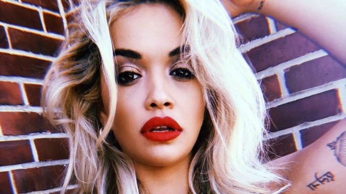 ¡A la moda! Rita Ora enamora a sus fans con este elegante outfit rojo