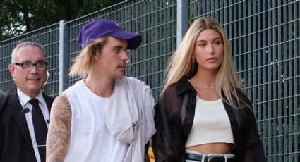 Hailey Bieber revela un incómodo momento con los paparazzi mientras llevaba una falda corta