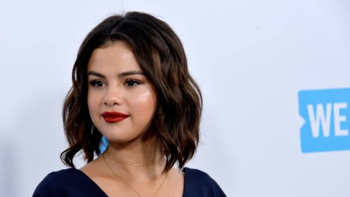 ¡Arrestada! Captan a Selena Gomez llena de sangre mientras trabaja en su nuevo proyecto