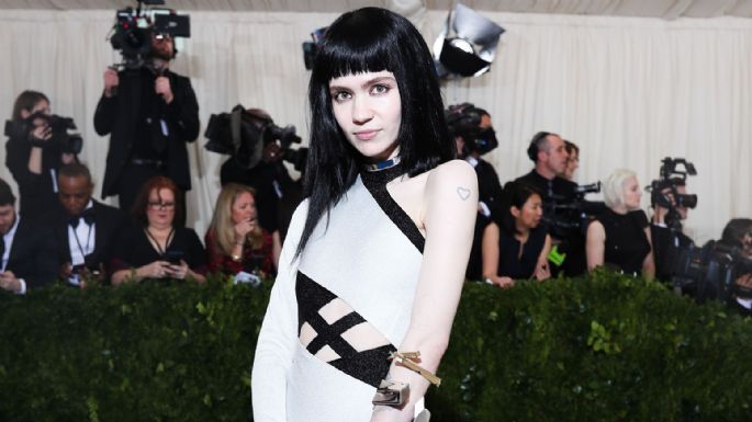 ¡Increíble! Grimes muestra su extraño tatuaje que cubre toda su espalda