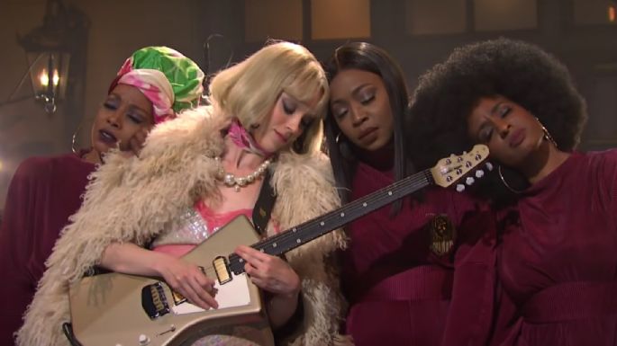 St. Vincent se presenta en Saturday Night Live para promocionar su nuevo álbum