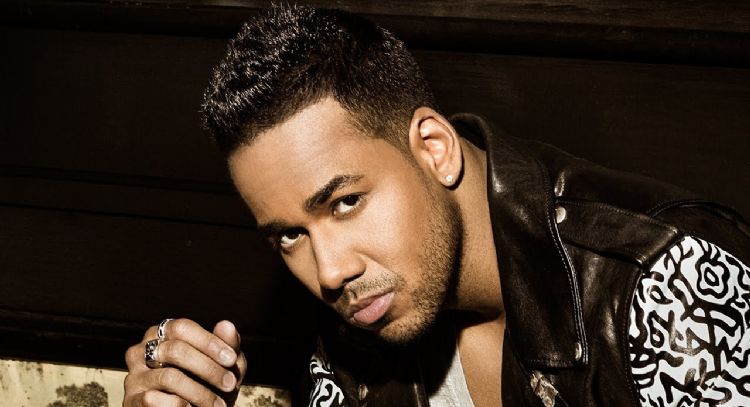Romeo Santos se horroriza cuando fans hacen 'seña diabólica' en concierto; esto pasa realmente