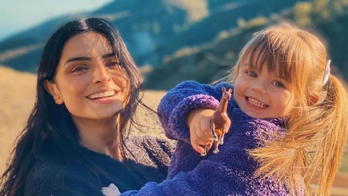 Aislinn Derbez impresiona al pintarle el cabello a su pequeña de 3 años de edad