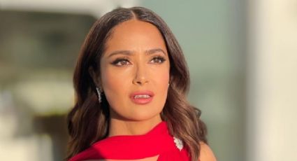 Salma Hayek deleita Internet al posar con un hermoso vestido rojo y sin una gota de maquillaje