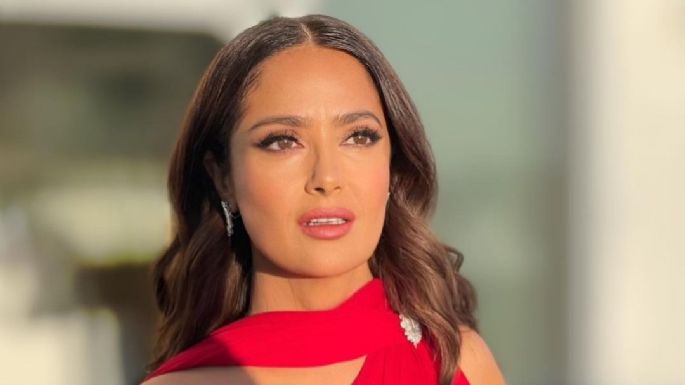 Salma Hayek deleita Internet al posar con un hermoso vestido rojo y sin una gota de maquillaje